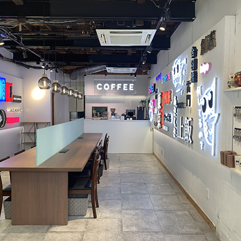 オシャレなインテリアの空間で定食・ドリンクを満喫いただけます♪