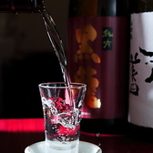 日本酒や焼酎の種類が豊富に揃っており、さまざまな銘柄を楽しむことができます。飲み比べもできるので、自分好みの一杯を見つける楽しさも。ぜひ、豊かな風味を堪能してください。