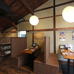 飲み放題付き串カツコースが4,500円！揚げたてサクサクの串カツを存分に楽しめる充実の内容。仲間との宴会や気軽な集まりにぴったり。お得に満足度の高い食事とお酒で、心ゆくまで盛り上がろう！