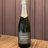 【レ　ヴィニュロン　ド　マンセ　クレマン　ド　ブルゴーニュ　ブリュッド　レゼルブ】シャルドネがフルーティさやエレガントさをもたらし、ピノノワールが厚みと繊細さをもたせ、アリゴテがフレッシュさと香り、ガメイがフルーティーさを補完。フレッシュで落ち着きがありフルーティで華やかな味わいです。