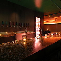 席料・お通し代なしで、お一人様でも気兼ねなくご利用いただけます。ビールタップを眺めながら、ゆっくりと自分だけの時間を楽しむサク飲みに最適です。