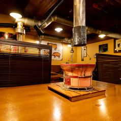 心地よい時間を過ごすのにぴったりな、6名様用のテーブル席をご用意しております。全卓集煙装置完備なので、安心して炭火七輪でお料理を楽しむことができます。