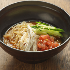 きねうち生麺のピリ辛冷麺／本場・韓国風のそば粉入り生麺使用。蒸し鶏も入った〆のイチ推し