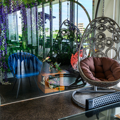 【テラス席:2‐4名様×5席】お洒落なお席も◎風も感じられて、非日常的なお時間をお過ごしいただけます。