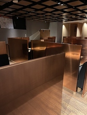 広々としたテーブル席は、グループでの利用に最適です。最大8名様までご利用可能ですので、大人数での食事会や、会社の懇親会などにもおすすめです。美味しい焼肉を囲んで、みんなで盛り上がりましょう。