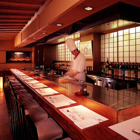 目の前で豪快に焼きあげられる“かに”と“肉”！『和』と『洋』が出会うTEPPANYAKI