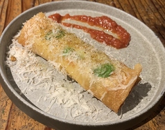 モッツァレラチーズの揚げ春巻き サルシッチャとこんがりコーン(1本)
