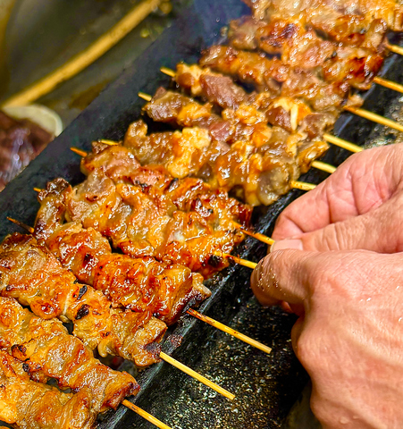 炭火焼き鳥と博多野菜巻き、名物ラム串（満州焼き）が自慢の居酒屋