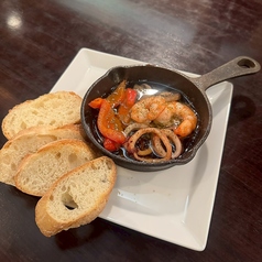 海老×イカ×キノコのアヒージョ バケット添え