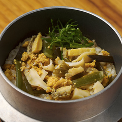 うにとあわび、茎わかめの〈いちご煮〉風釜飯