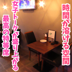 【デートや2人での食事にぴったり◎】ゆったり過ごせる2名様用のテーブル席をご用意しております。落ち着いたおしゃれな空間で、大切な人と心地よいひとときをお過ごしいただけます。デートはもちろん、お仕事帰りのサク飲みや普段使いにも最適なお席です！自慢の料理や豊富なドリンクを心ゆくまでお楽しみください♪