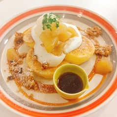 シナモン香る林檎とグラノーラクッキーのパンケーキ