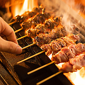 淡路島が誇る名鶏,淡路鶏の炭火焼き鳥がなんと食べ放題！旨味たっぷりの朝引き新鮮な淡路鶏を一本一本職人が丁寧に手打ちし、紀州備長炭で豪快に焼き上げます！地鶏本来の旨味をぎゅっと閉じ込めた極上の逸品、ぜひお客様の舌でお確かめくださいませ！