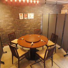 ６名掛けの円卓は、中華料理の醍醐味を最大限に楽しめる空間。料理をシェアしやすく、会話が自然に弾む配置で、家族や仲間との絆を深める特別な時間を演出します。