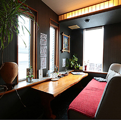 カップルでのご利用やお子様連れの場合などにいかがでしょうか？雰囲気あるお席での滞在は、特別な時間になることでしょう◎