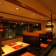 仕切りで区切られた半個室の掘り炬燵席は同僚との飲み会や女子会、デートなどにも最適のお席です！お食事処つるやの自慢の料理の数々に舌鼓を打ってみてはいかがでしょうか！