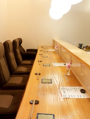 掘りごたつの4人席が2つ、カウンター席が6席の全14席となっております。店内は木を基調に作られており、落ち着いてお酒を頂くことが出来ます。