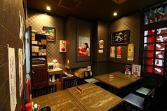 テーブル席は、友人や家族との会話が弾む空間で、リラックスしてお食事を楽しむことができます。心地よい雰囲気の中で、特別なひとときをお過ごしください♪