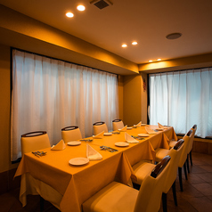 全席テーブル席でご用意しております。お一人様からカップル、夫婦でのお食事、グループでのご利用まで、幅広くご対応いたします。