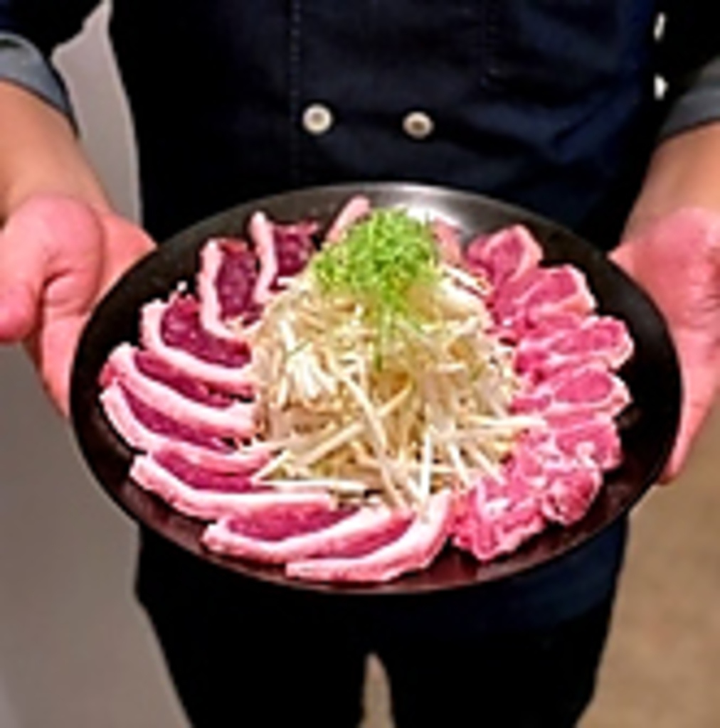 北海道産ラムを使用したジンギスカンはおすすめ料理の一つです。飲み放題付きのコースもございます！