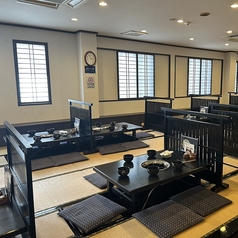 【2F 貸切:最大64名様まで(フロア貸切)】会社宴会や懇親会、同窓会などに是非ご利用ください。一体感のあるご宴会をお楽しみいただけます。忘新年会シーズンや歓送迎会シーズン等はご予約はお早めにお願い致します。