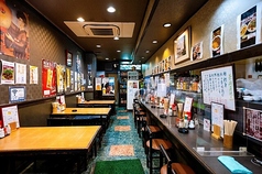 料理を囲んで、心温まる会話を楽しむことができるテーブル席は、特別な日にも最適です。お仲間との楽しい時間をお過ごしください！