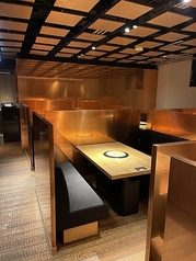 ランチタイムのご利用に最適なテーブル席です。明るい陽射しが差し込む空間で、焼肉ランチをお楽しみいただけます。ビジネスランチや、友人とのランチ会など、様々なシーンでご利用ください。