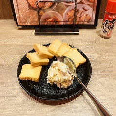 【酒のつまみの新定番】ラム酒香る はちみつがけクリームチーズラスクを添えて