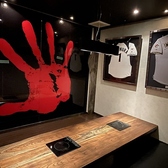 8名様から10名様までのグループに最適な完全個室が、1部屋だけ完備★周囲を気にせず、仲間とゆったり過ごせる空間が広がっています♪静かで落ち着いた雰囲気を楽しむことができます★インパクトのある内装に囲まれて、素晴らしい思い出を作りませんか♪特別な日を一緒に過ごすにも、ぴったりな空間です◎