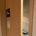 店内は全席禁煙となっております。おタバコを吸われるお客様は喫煙ルームのご利用をお願い致します。