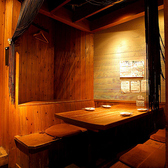 各線三宮駅から徒歩2分にある大人の隠れ家風居酒屋『Momiji 』。柔らかい照明が雰囲気漂わせる和モダンな店内には客様のご利用シーンに応じて、様々な対応のお席をご用意しております。30～最大50名様までご利用頂ける個室は、各種宴会、飲み会、誕生日などのサプライズに最適です。【三宮 居酒屋 飲み放題】