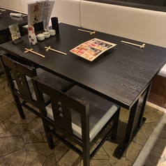 黒を基調としたシックなテーブル席。
