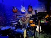 楽器(ギター、ベース、ドラム、ピアノ)が常設してあります