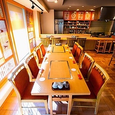 ゆったりと配置された4名様掛けのテーブル席は、お仲間との楽しいお食事にぴったりです♪清潔感のある広々としたスペースで、自慢の鉄板料理を心ゆくまでお楽しみいただけます。