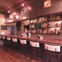 落ち着いた雰囲気のカウンター席は、お一人様や少人数でのご利用に最適。ゆっくりと食事とお酒を楽しめる大人の空間です。