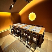 最大24名様まで対応可能な広々とした個室もございます。会社の宴会や地域の集まりなど、大人数でのご利用にも対応。歓送迎会や忘年会、新年会など、特別な日のお集まりにも最適です。 どの個室も、金沢の伝統的な美意識とモダンな快適さを融合させた、洗練された空間です。