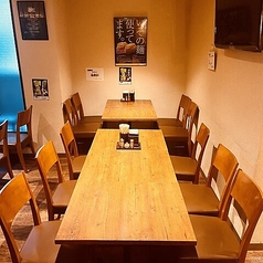 6名様でご利用いただけるテーブル席もございます。広々とした空間で、職場の仲間や趣味のグループの皆様と楽しい時間をお過ごしいただけます。ボリューム満点のコースや飲み放題プランもございますので、各種宴会や飲み会にも最適です◎