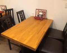 4名掛けテーブルありゆったりとした席をご用意♪店内インテリアも全てインドから取り寄せたもの。まるで本当に現地に来たかのような気分を味わえます！店内はシンプルで落ち着いた雰囲気ながら、インドの装飾が散りばめられ異国情緒を感じられる空間です。貸切も可能なので、団体ご予約等もお気軽にご相談ください！