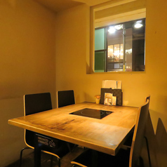 少人数様でもお気軽にお越しいただけるテーブル席をご用意しております