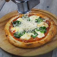 ラクレットチーズのマルゲリータピザ
