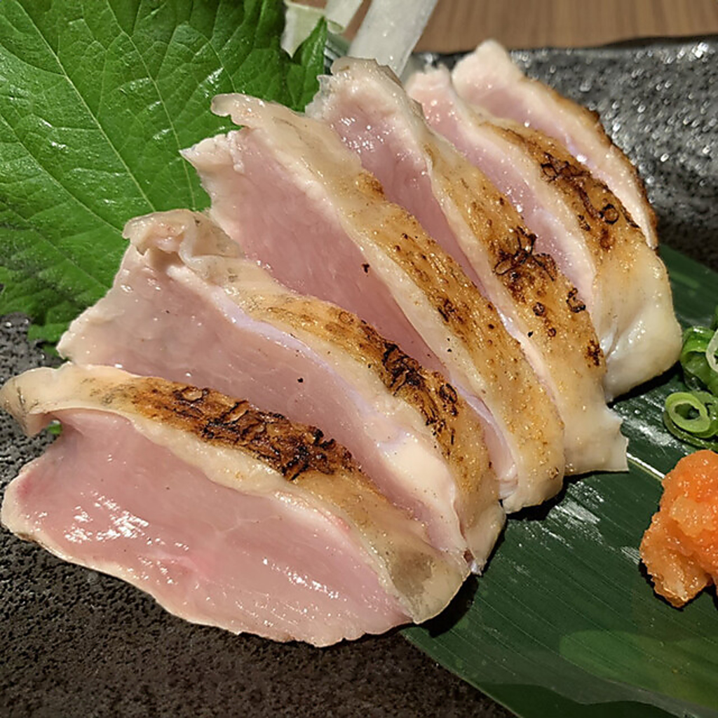 神楽とりむね肉のさらに厳選された希少な部位を使用。 皮面をパリッと炙り、脂ののった炙り刺し