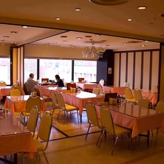 福山天満屋の8階より見下ろす、ここだけの特別な景色。窓際のテーブル席では、福山駅周辺の穏やかな景色と、福山城を一望することができます。会社宴会やご家族でのお食事、広島観光などに、又来軒の本格四川料理と他では味わえない体験をお楽しみください。夜にはライトアップしたお城を見ることもできます。