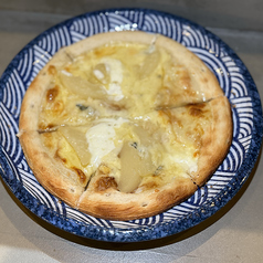 桃と3種のチーズピザ