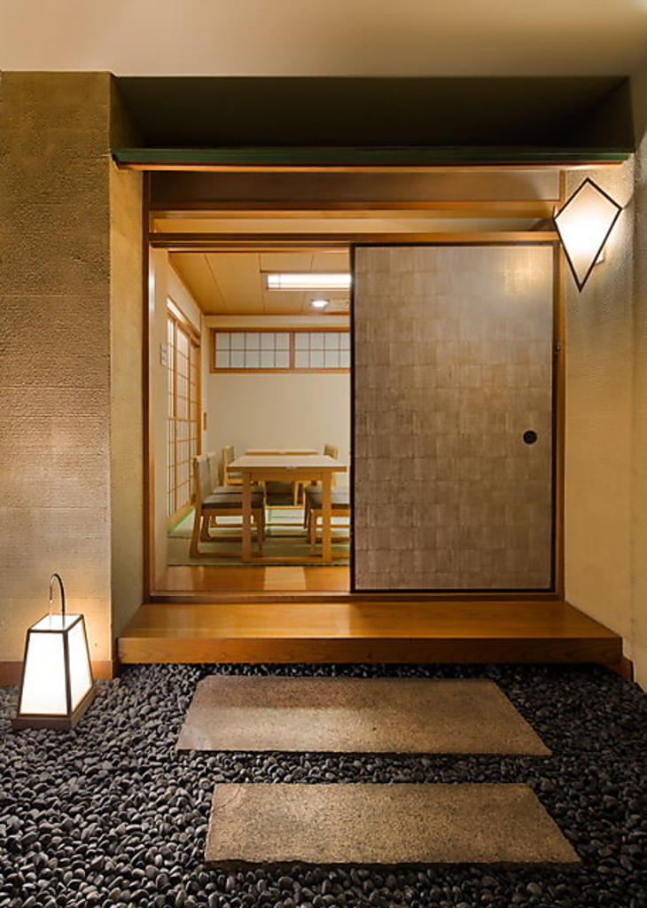 通常のカウンター席・テーブル席に加え、接待・会食などに大人気の雰囲気の良い個室もございます♪