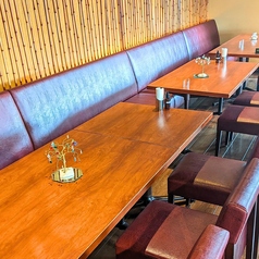 【ママ会・女子会・宴会のシーンでご利用ください☆8名様までご活用可能です！！】イスは、奥半分はソファー席です☆ゆったり寛いでいただけます。☆お子様連れでも大丈夫のソファー席。