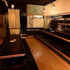 静かな座敷に並ぶ掘りごたつの4名席が3卓。やわらかな灯りに包まれ、旬の味わいと丁寧な酒がゆっくり楽しめる上質な空間。大切な人との時間を落ち着いて過ごせる癒しの居酒屋です。