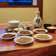 黒そば・白そば食べ比べ一人前五皿（薬味付）　1000円