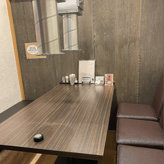 6名様のテーブル席個室を2室ご用意しております。ベンチシートの下が荷物入れになっています。