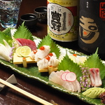 楽坐の看板商品【お造里五種盛り合わせ】旬のおすすめが全て入っています。自家製の土佐醤油で。