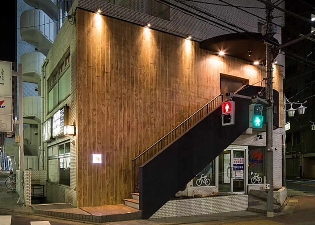 ＪＲ中央線 三鷹駅 南口 徒歩2分、三鷹駅から164mの好立地にあります。お気軽にお立ち寄りください♪